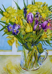 Narzissen und Tulpen in einem Glasgefäß am Fenster